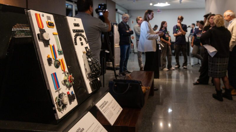 Alunos de Criciúma transformam lixo eletrônico em arte na Alesc