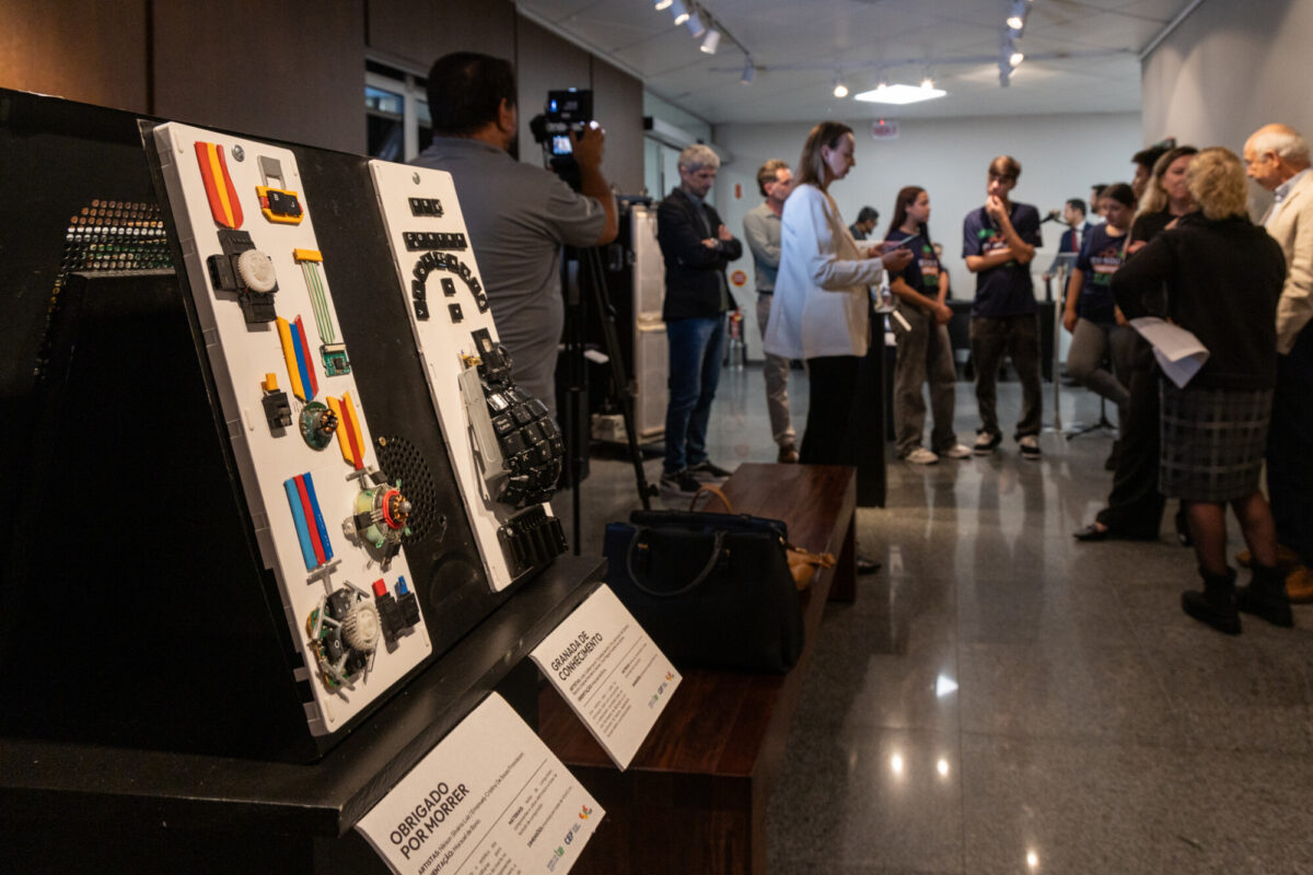 Alunos de Criciúma transformam lixo eletrônico em arte na Alesc