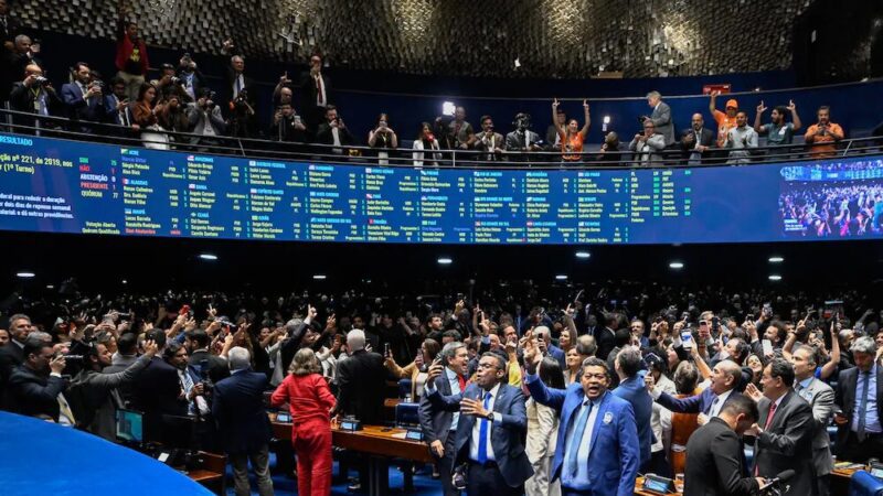 Fim da escala 6×1 vira campo de batalha entre Lula e Flávio