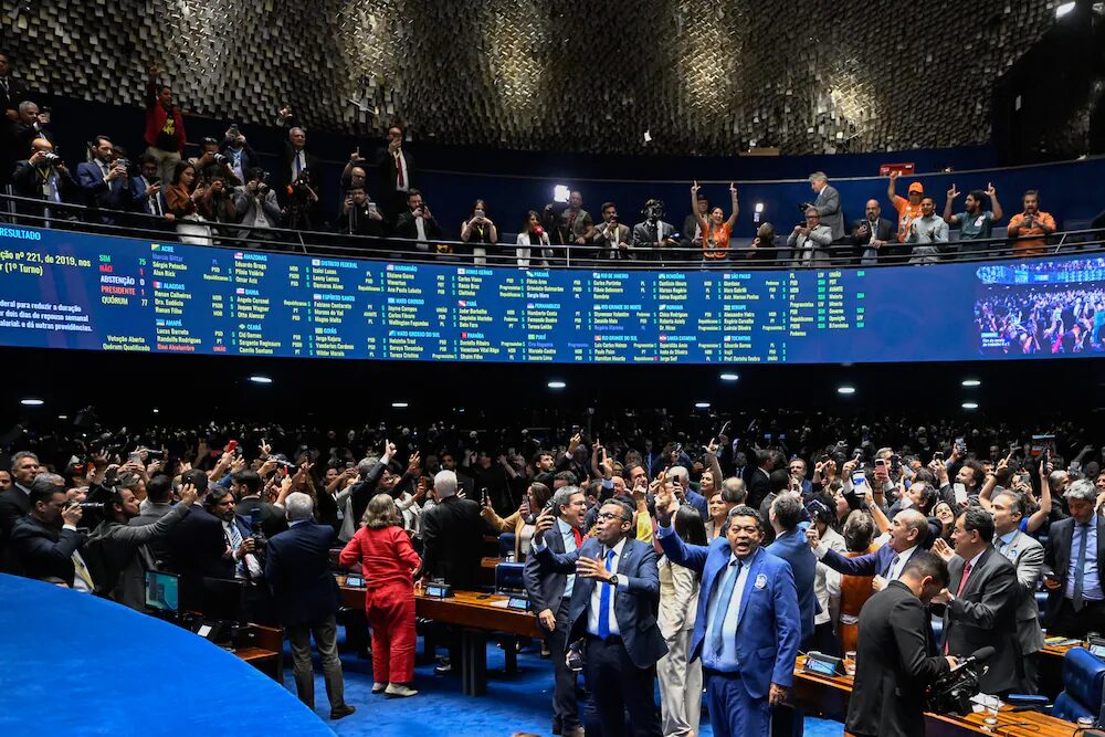 Fim da escala 6×1 vira campo de batalha entre Lula e Flávio