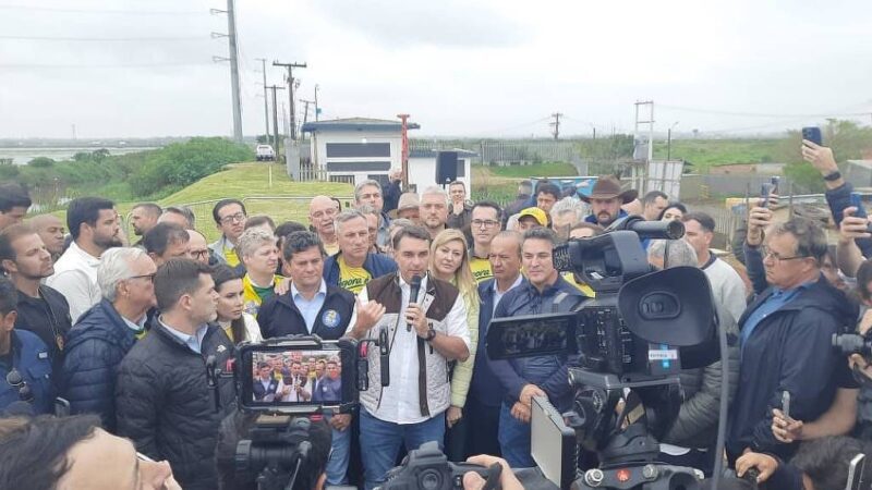 Flávio Bolsonaro ignora votação da escala 6×1 em comício no RS