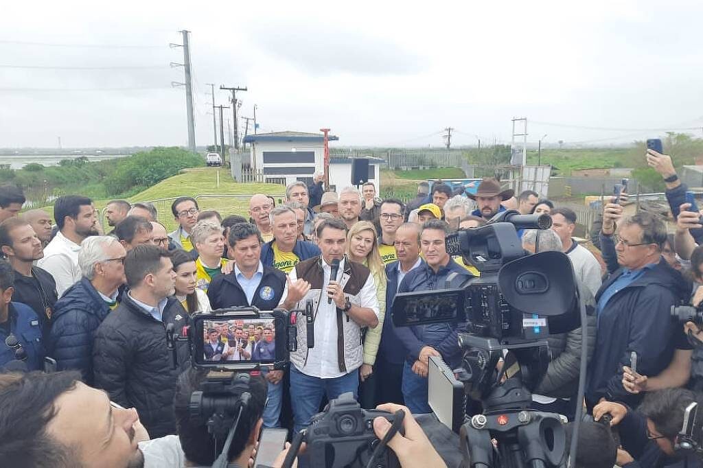 Flávio Bolsonaro ignora votação da escala 6×1 em comício no RS