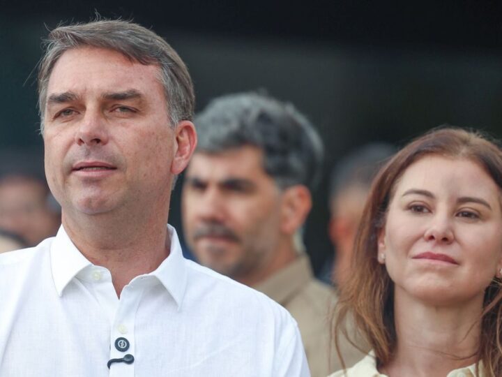 Flávio Bolsonaro vai a missa e comemora aval do STF para visitar o pai