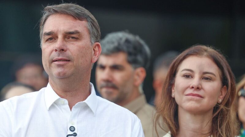 Flávio Bolsonaro vai a missa e comemora aval do STF para visitar o pai