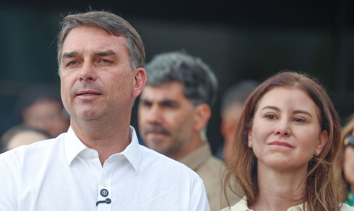 Flávio Bolsonaro vai a missa e comemora aval do STF para visitar o pai