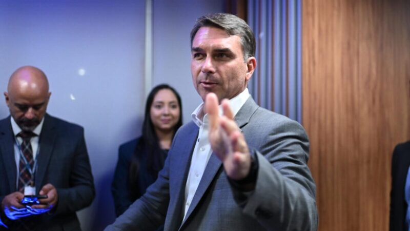 Flávio defende fim da reeleição e diz que regra deve valer para ele