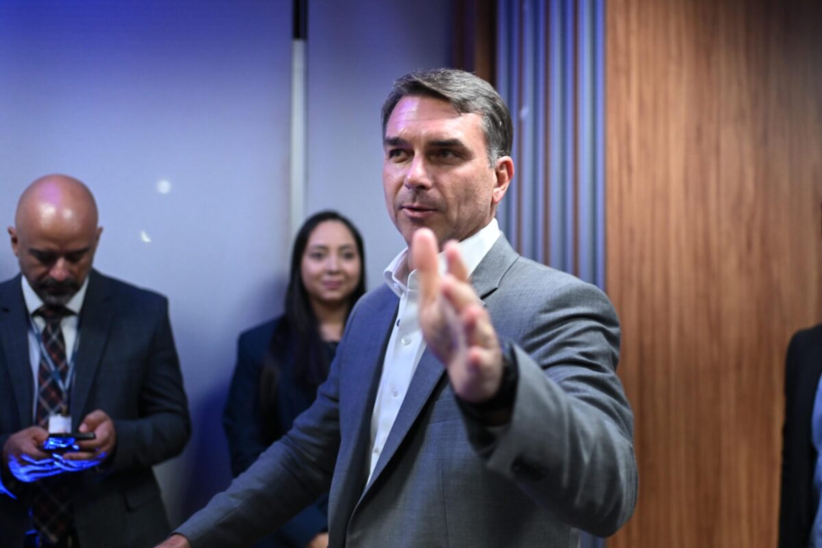 Flávio defende fim da reeleição e diz que regra deve valer para ele