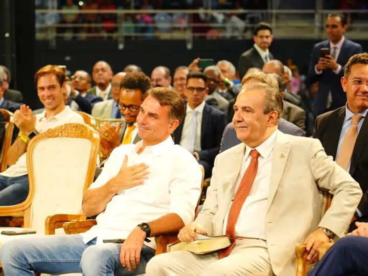 Flávio Bolsonaro se reúne com prefeitos e vereadores em São Paulo