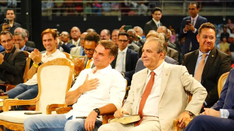 Flávio Bolsonaro se reúne com prefeitos e vereadores em São Paulo
