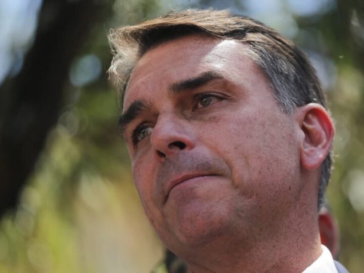 Flávio Bolsonaro visita Jair Bolsonaro antes do debate final