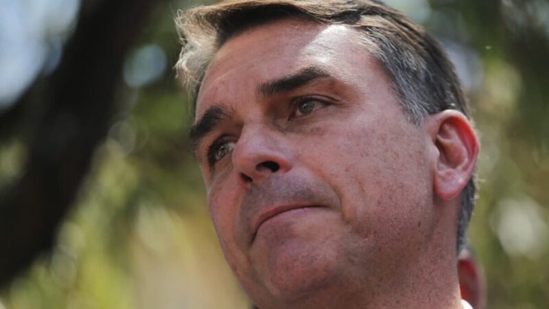 Flávio Bolsonaro visita Jair Bolsonaro antes do debate final