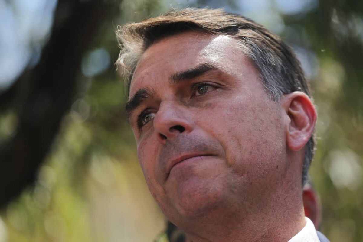 Flávio Bolsonaro visita Jair Bolsonaro antes do debate final