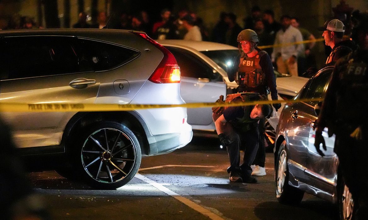 Homem é baleado pelo ICE dentro de carro em Nova York
