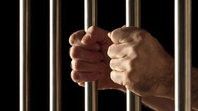 Homem com mandado de prisão em aberto é detido pela Polícia Militar em Canoinhas