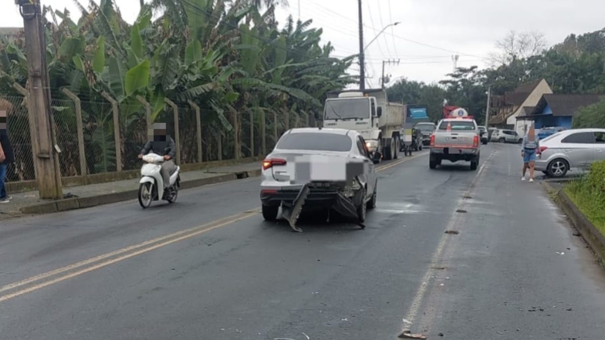 Tragédia em Blumenau: pedestre morre atropelado por carro e caminhão