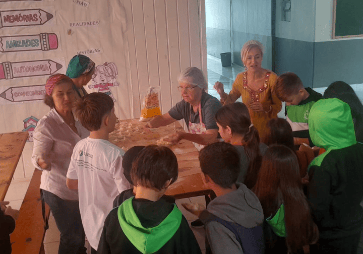 Alunos da Escola Francisco Haas celebram a tradição do pirogue.