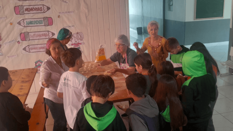 Alunos da Escola Francisco Haas celebram a tradição do pirogue.