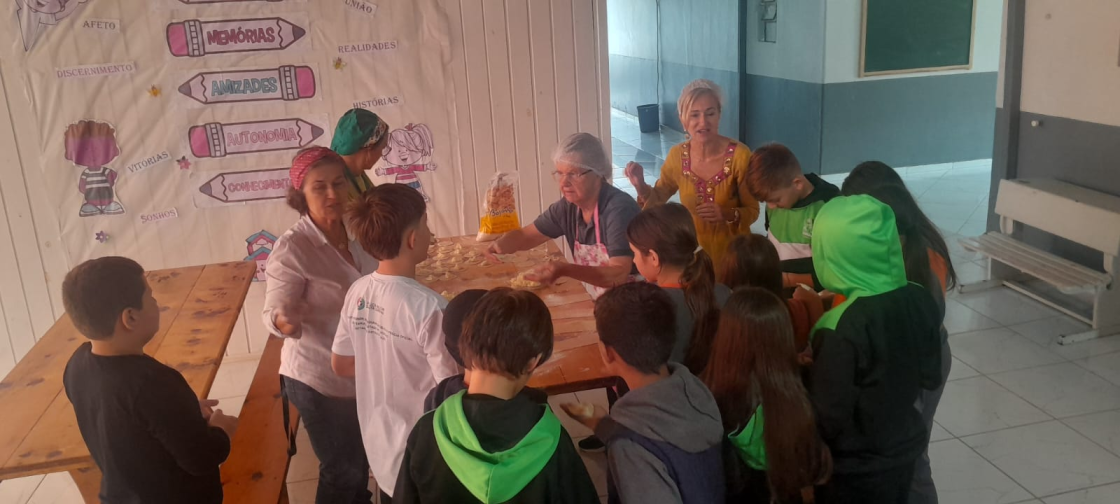 Alunos da Escola Francisco Haas celebram a tradição do pirogue.