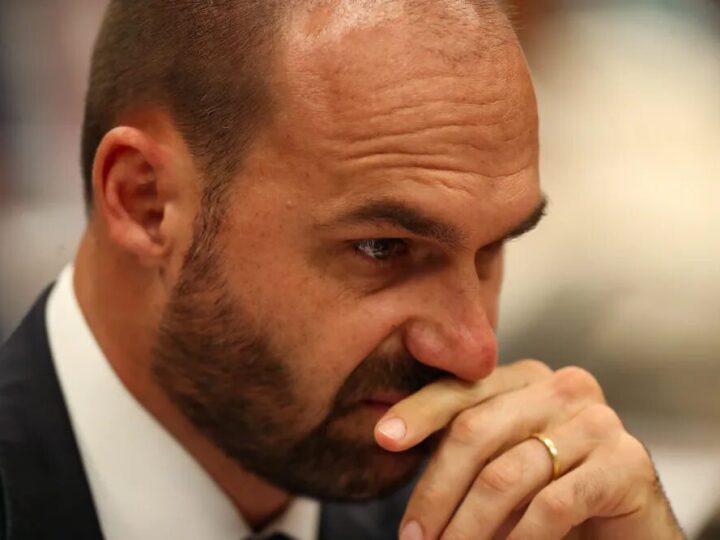Diplomatas cogitam aposentadoria após avanço de Flávio Bolsonaro