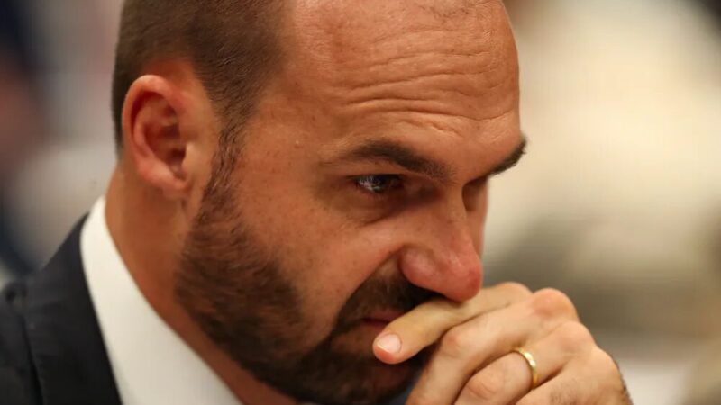 Diplomatas cogitam aposentadoria após avanço de Flávio Bolsonaro