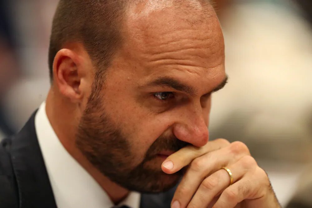 Diplomatas cogitam aposentadoria após avanço de Flávio Bolsonaro