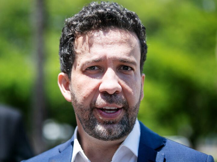 Janones diz que prisão de Flávio Bolsonaro criaria narrativa para extrema direita
