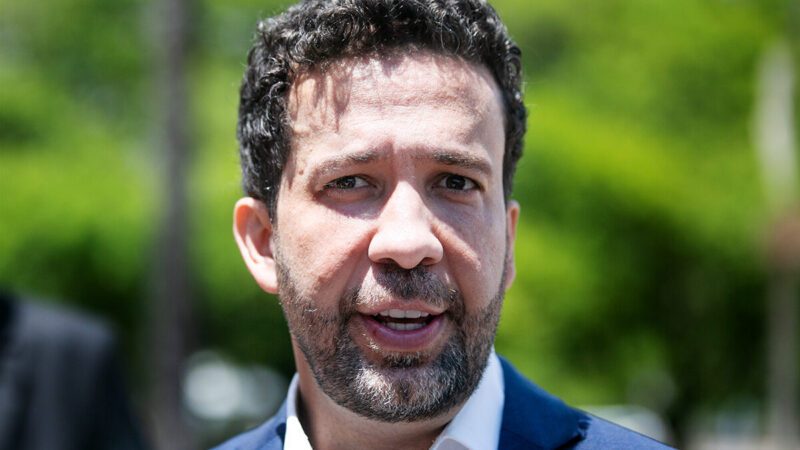 Janones diz que prisão de Flávio Bolsonaro criaria narrativa para extrema direita