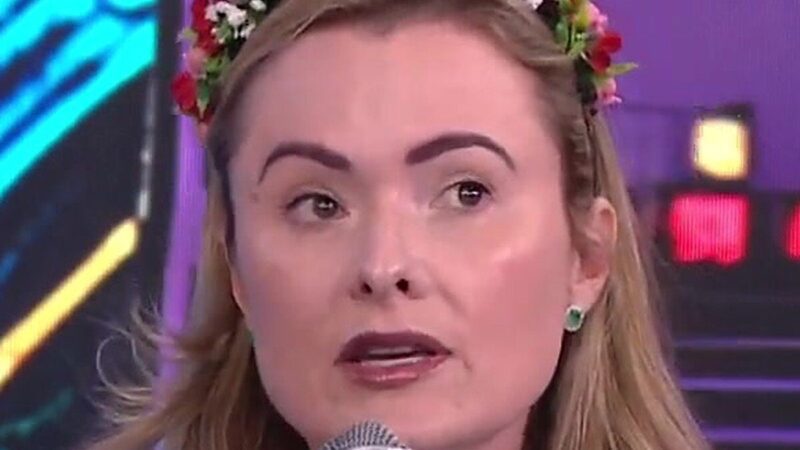 Júlia zanatta relata que queimaram boneco dela em florianópolis