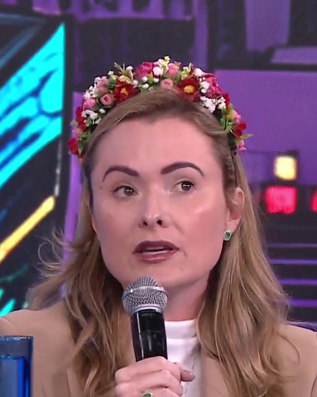 Júlia zanatta relata que queimaram boneco dela em florianópolis