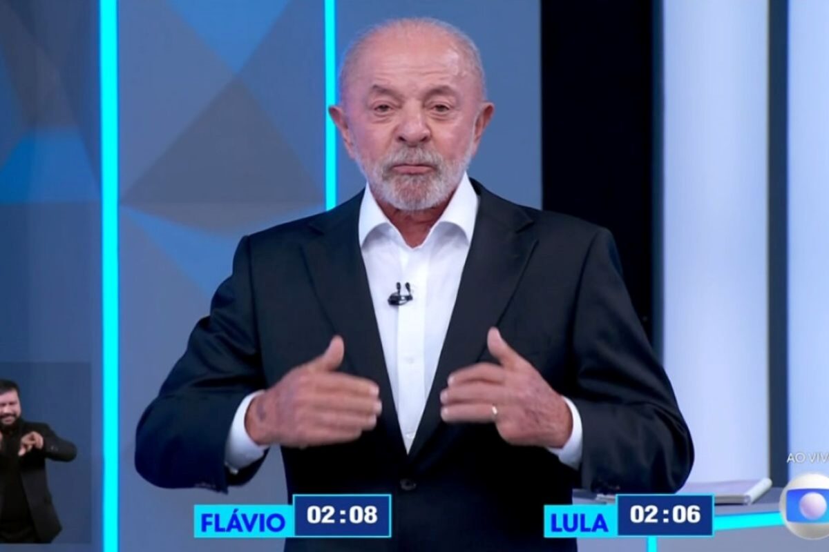 Salário mínimo estaria em R$ 900 sem o PT, afirma Lula em debate