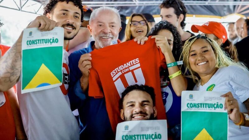 Lula promete Pé-de-Meia universitário em eventual novo governo