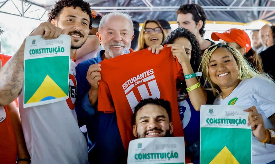 Lula promete Pé-de-Meia universitário em eventual novo governo