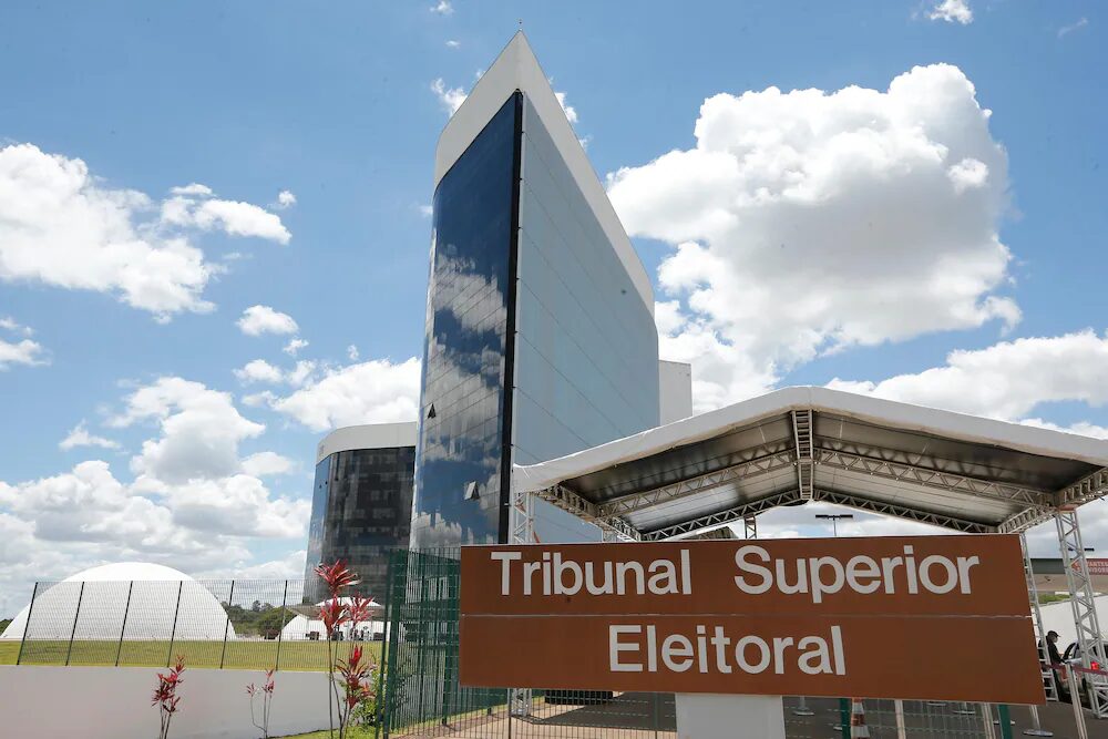 TSE decide manter remoção de fake news contra Flávio Bolsonaro
