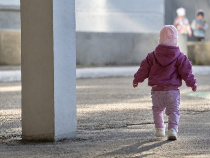 Menina de 3 anos foge de creche municipal e corre risco de atropelamento em Florianópolis