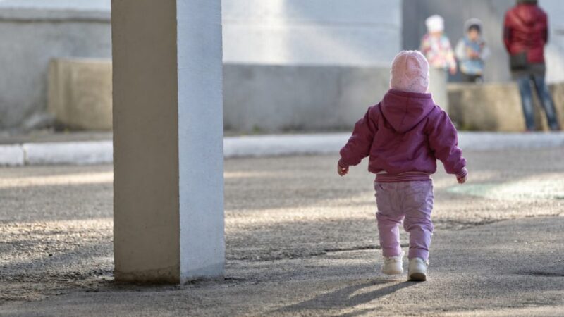 Menina de 3 anos foge de creche municipal e corre risco de atropelamento em Florianópolis