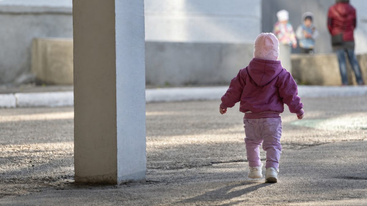 Menina de 3 anos foge de creche municipal e corre risco de atropelamento em Florianópolis