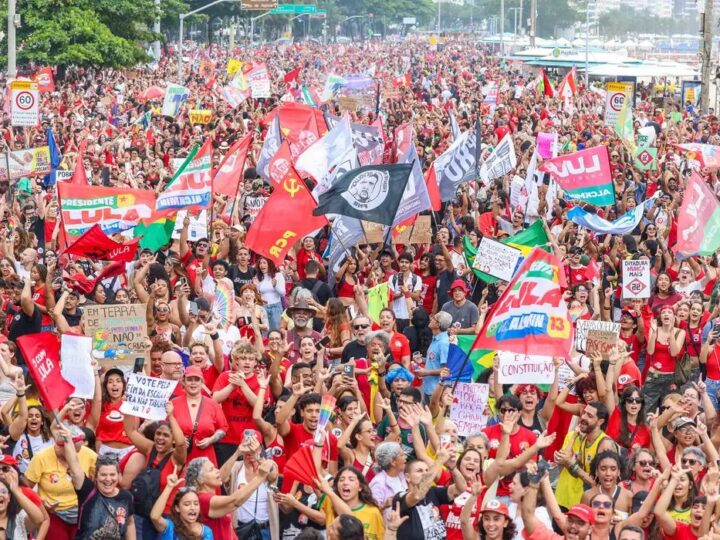 Ato em Copacabana reúne milhares por democracia e apoio a Lula