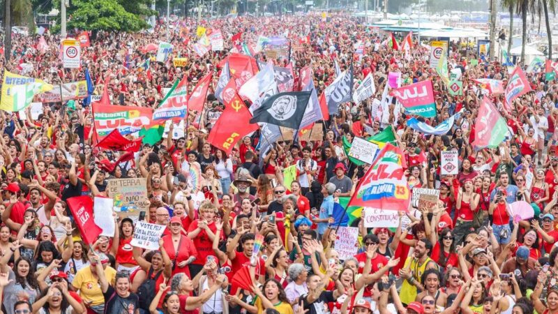 Ato em Copacabana reúne milhares por democracia e apoio a Lula