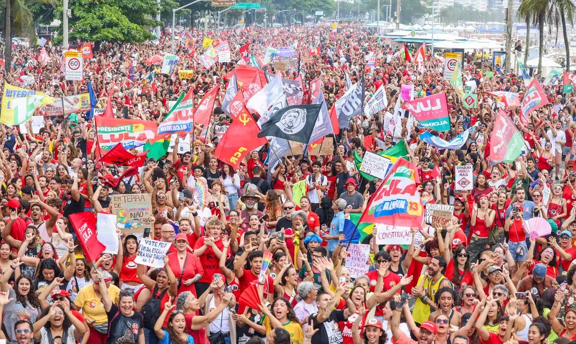 Ato em Copacabana reúne milhares por democracia e apoio a Lula