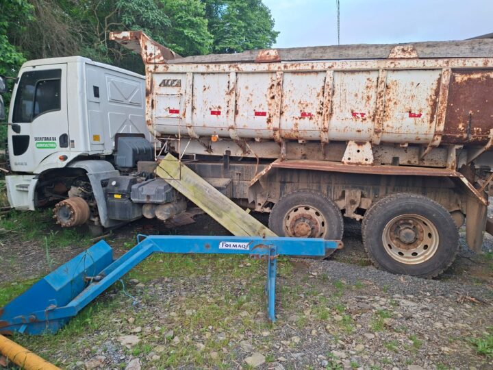 Frota parada e dinheiro público oxidando: vereadora denuncia abandono de maquinário em Santa Terezinha