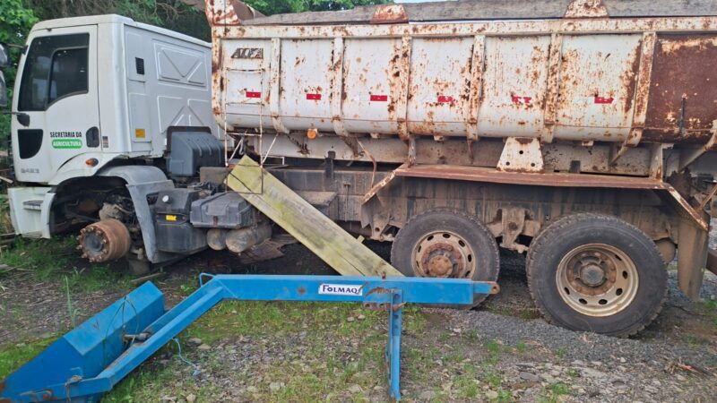 Frota parada e dinheiro público oxidando: vereadora denuncia abandono de maquinário em Santa Terezinha
