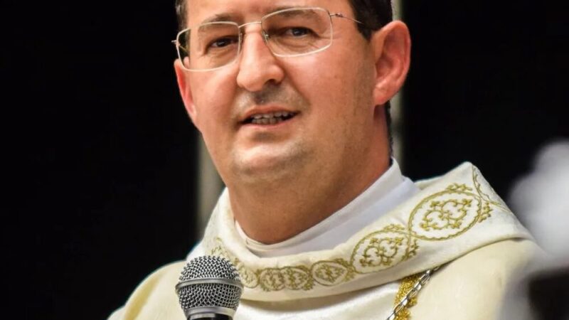 Papa Leão XIV transfere e nomeia novo bispo para diocese mineira