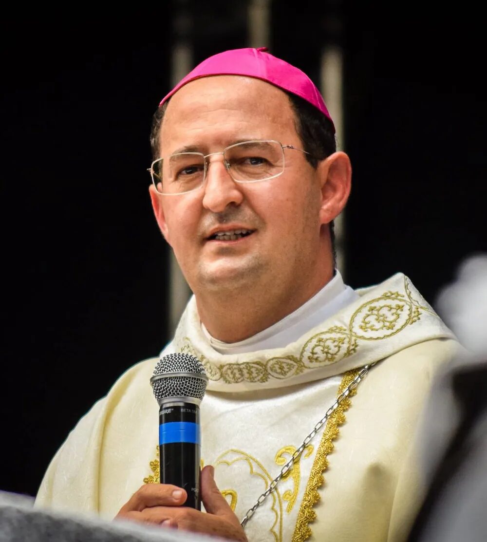 Papa Leão XIV transfere e nomeia novo bispo para diocese mineira