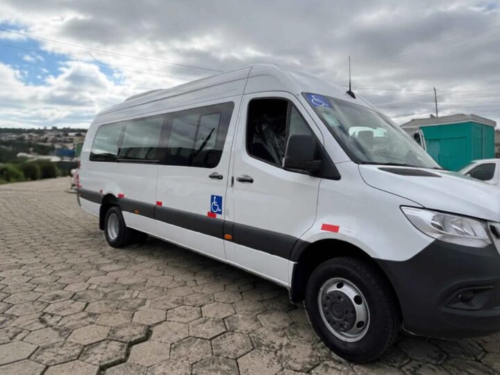 Papanduva recebe nova van para transporte de alunos e atletas