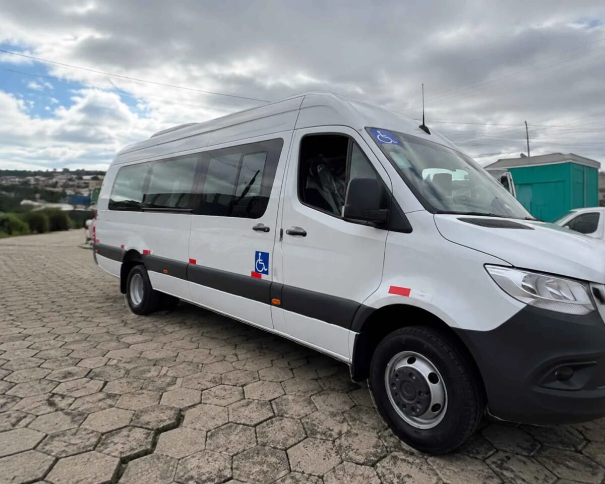 Papanduva recebe nova van para transporte de alunos e atletas