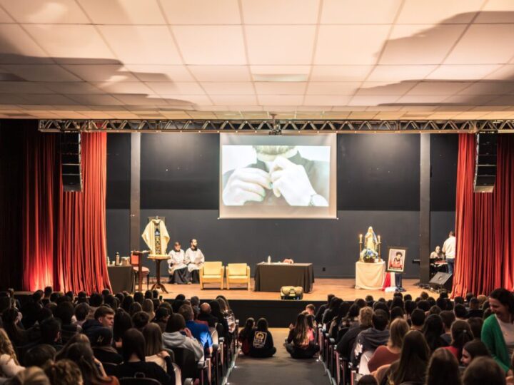 Papo de Sacristia estreia em Rio Negrinho com padres Rodrigo e Emerson