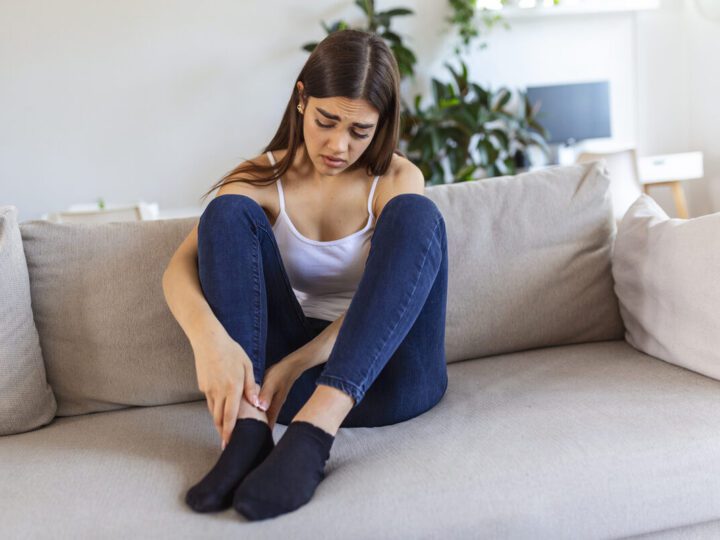 Andar descalço causa cólica? Entenda o mito do útero frio