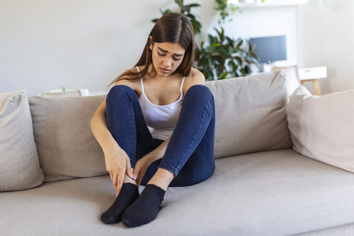 Andar descalço causa cólica? Entenda o mito do útero frio