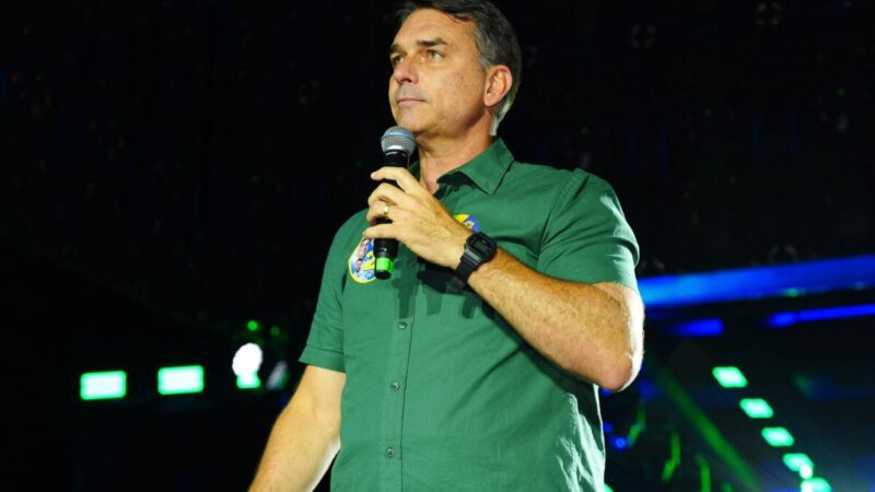 Polícia Federal esclarece situação de Flávio Bolsonaro após viagem