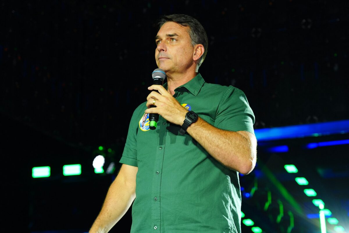 Polícia Federal esclarece situação de Flávio Bolsonaro após viagem